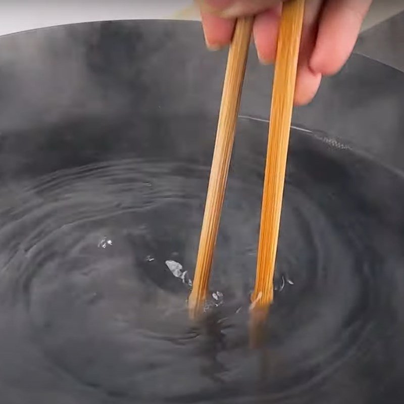 Đang khuấy nước để tạo xoáy trước khi đổ trứng vào canh