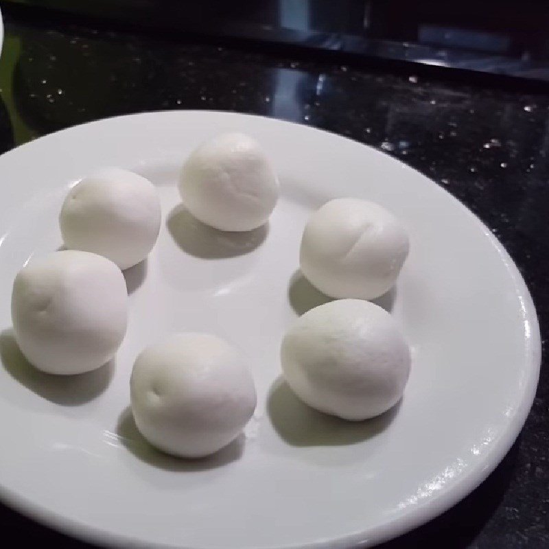 Đang nặn bánh trôi nước nhân đường phên