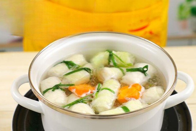 Đang nấu món canh bắp cải cuốn thịt