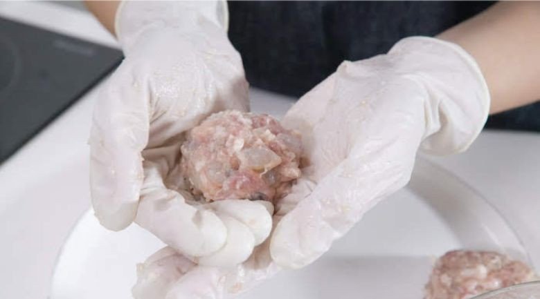 Đang tạo hình từng miếng chả tôm thịt dẹt tròn để chuẩn bị chiên