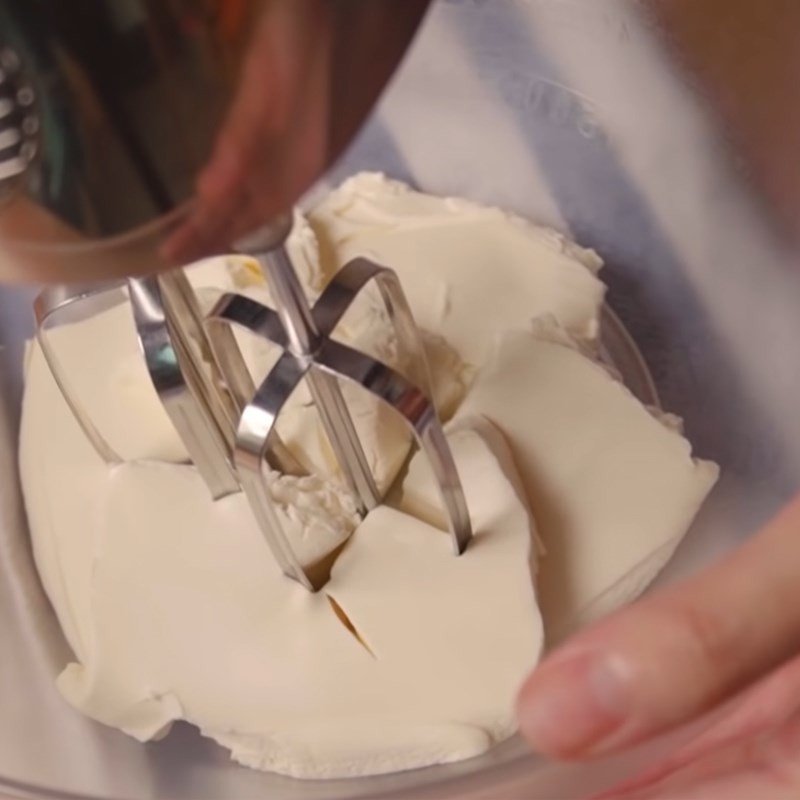 Đánh bông cream cheese làm kem cho bánh kem nhỏ