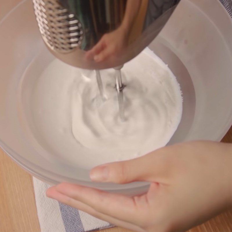 Đánh bông kem tươi để trang trí bánh kem nhỏ