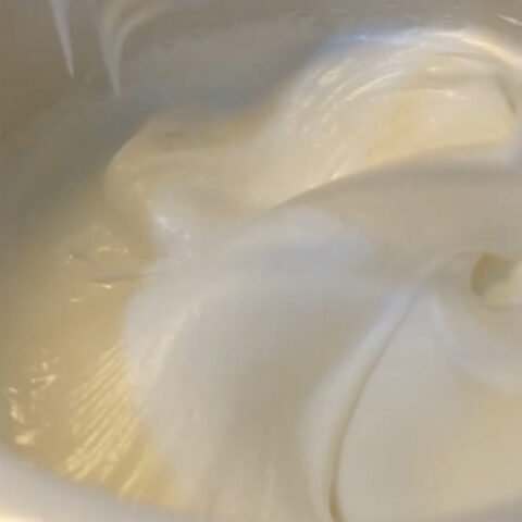 Đánh bông kem whipping để làm mousse chanh leo