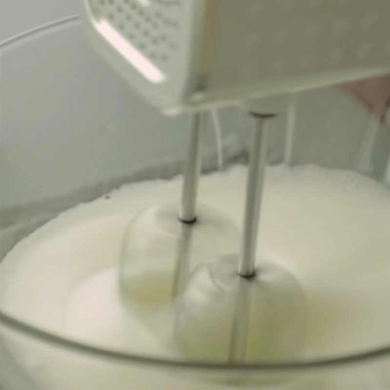 Đánh bông lòng trắng trứng để làm bánh bông lan cà phê