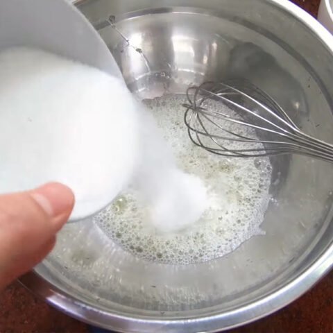 Đánh bông lòng trắng trứng làm bánh bông lan lá dứa