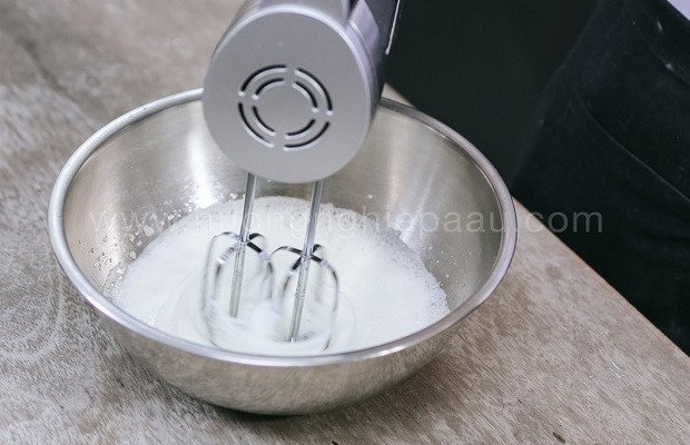 Đánh bông lòng trắng trứng làm bánh bông lan mềm mịn bằng bột mì