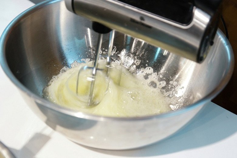 Đánh bông lòng trắng với một chút nước cốt chanh