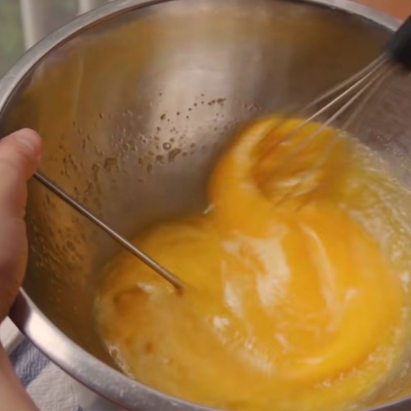 Đánh trứng bông mịn cho cốt bánh kem nhỏ