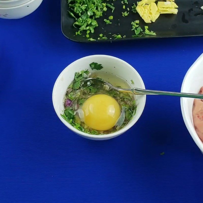 Đánh trứng cùng gia vị ướp món óc bò cho bé