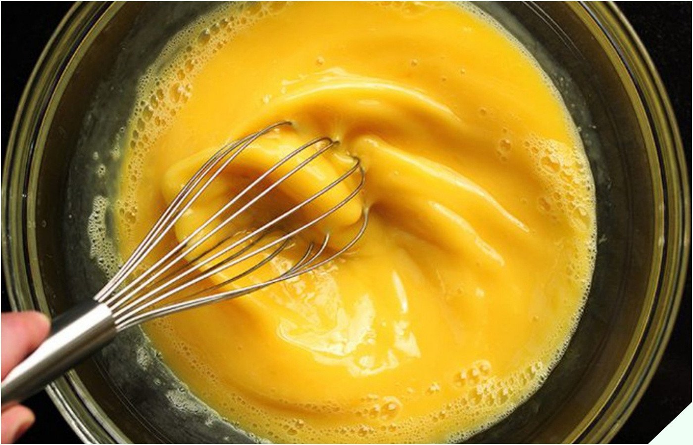 Đánh trứng gà tươi tơi bông đều chuẩn bị cho món khổ qua xào