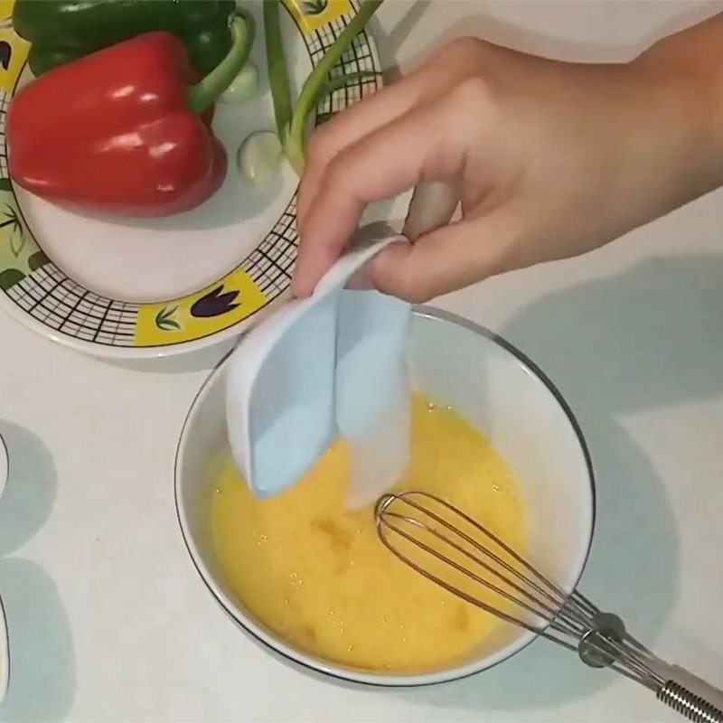 Đánh trứng với gia vị cho món xào