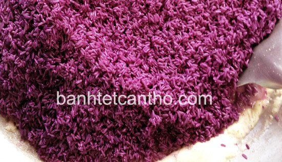 Đảo nếp liên tục trên chảo để nếp thấm đều nước cốt dừa