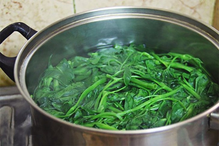 Đảo nhanh tay trên chảo nóng để rau muống xanh giòn