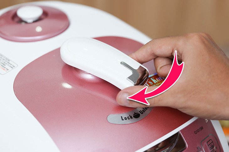 Đặt lòng nồi vào nồi cơm Cuckoo