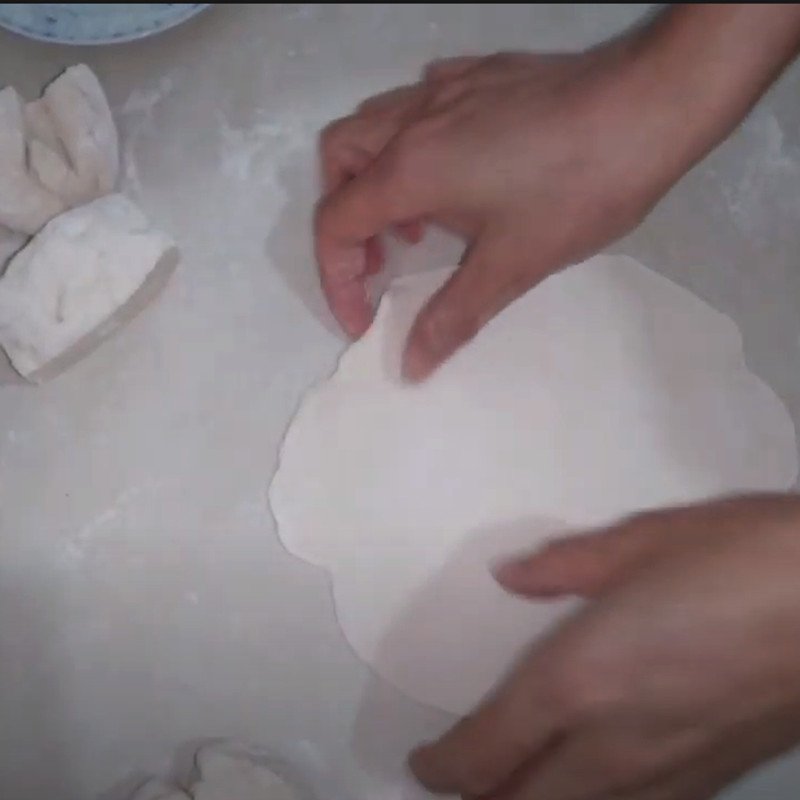 Đặt nhân đậu xanh dừa vào giữa vỏ bánh đã cán mỏng