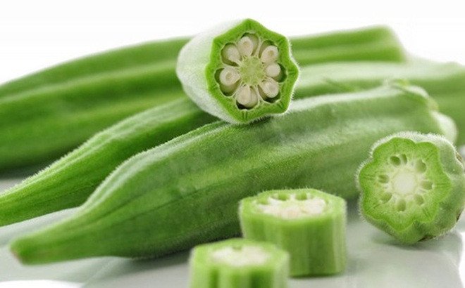 Đậu bắp tươi ngon và các nguyên liệu chuẩn bị cho món xào giòn không nhớt