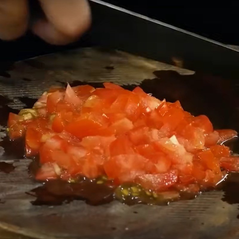 Đầu cá đã được làm sạch và cắt đôi sẵn sàng nấu canh chua