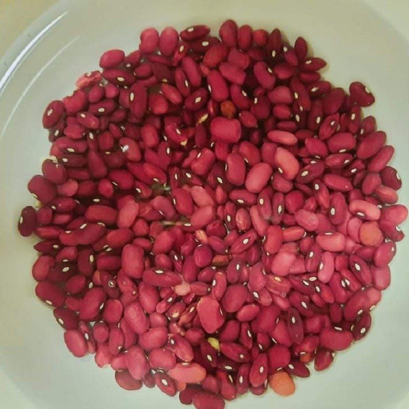 Đậu đỏ đang được ngâm trong nước để nhanh mềm khi nấu chè
