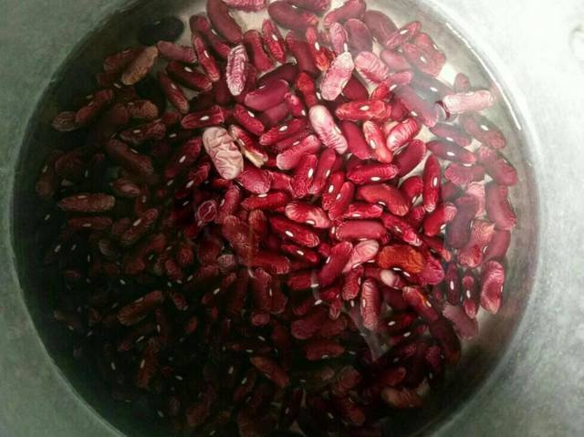 Đậu đỏ tươi đang ngâm nước để chuẩn bị làm nhân bánh mochi đậu đỏ dẻo thơm.