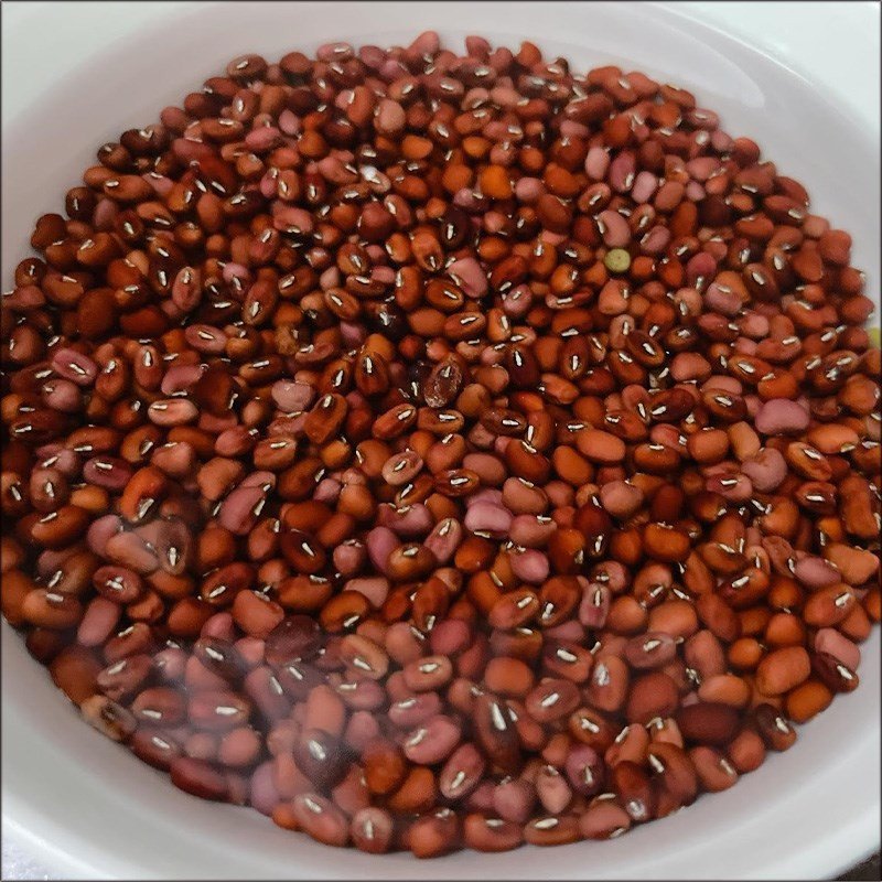 Đậu đỏ và nếp đã ngâm, sẵn sàng cho công đoạn nấu chè