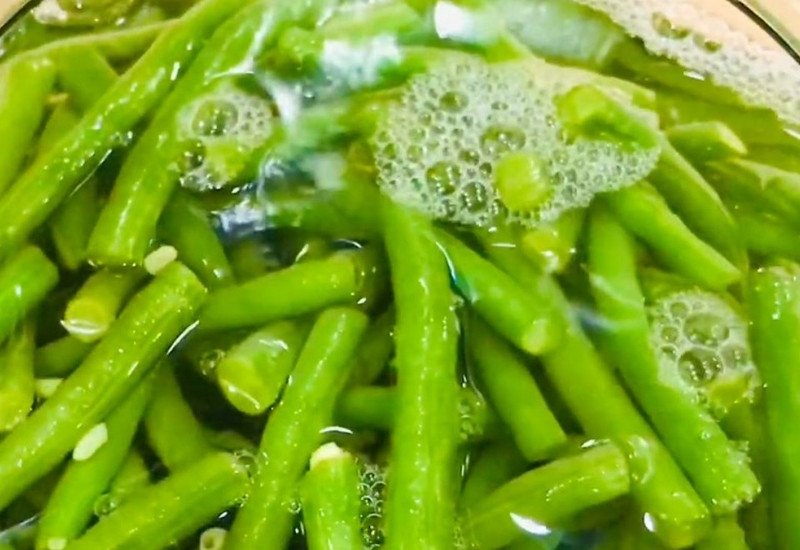 Đậu đũa và thịt heo tươi ngon đang được sơ chế