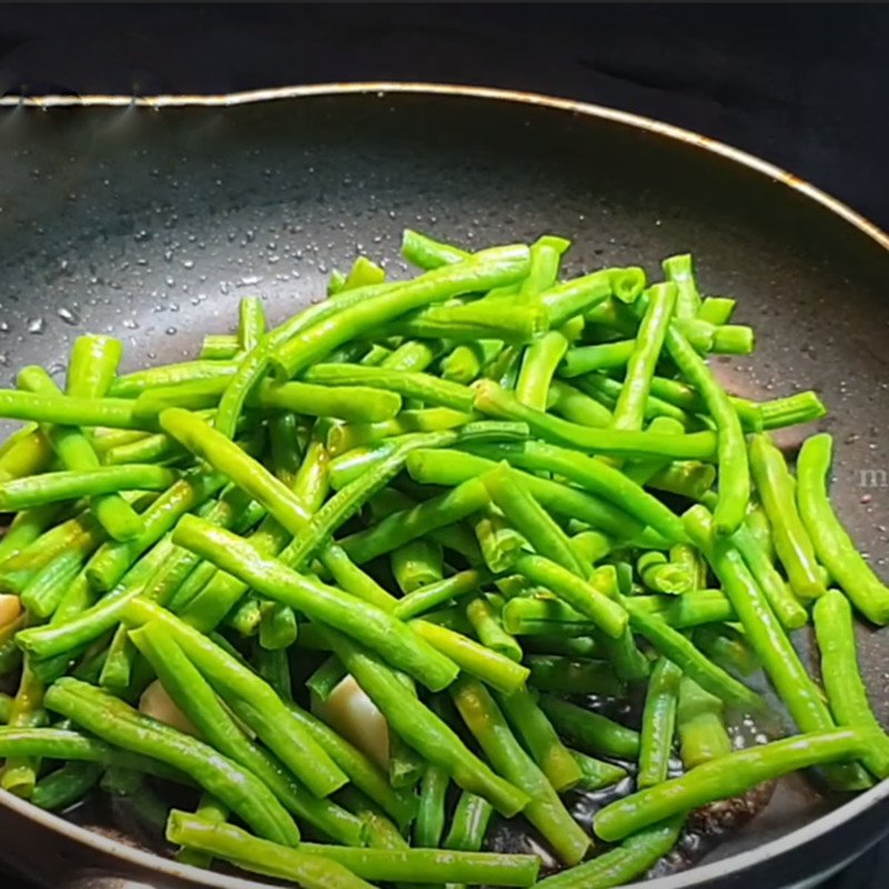 Đậu đũa xanh giòn được xào nhanh cùng tỏi thơm phức