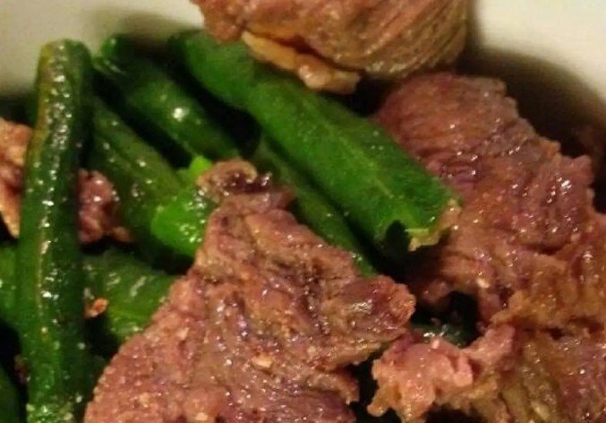 Đậu đũa xanh tươi được xào cùng thịt bò và hành lá
