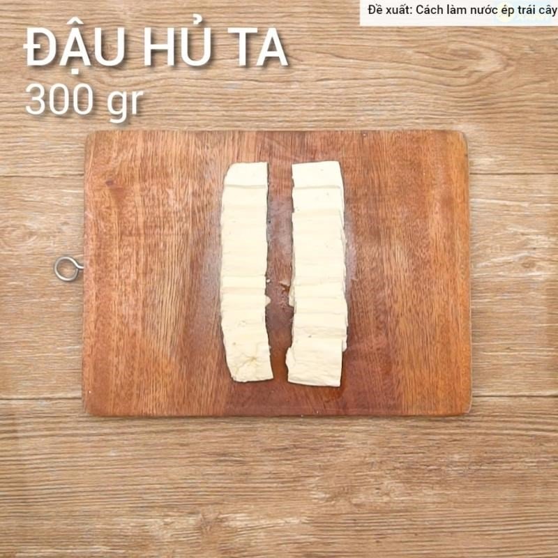 Đậu hũ cắt miếng vuông vắn chuẩn bị cho món canh kim chi