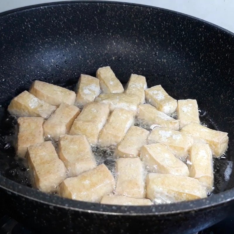 Đậu hũ chiên vàng đều hai mặt