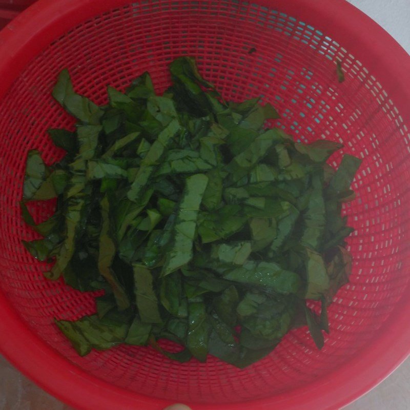 Đậu hũ đã cắt miếng chuẩn bị cho canh mồng tơi chay