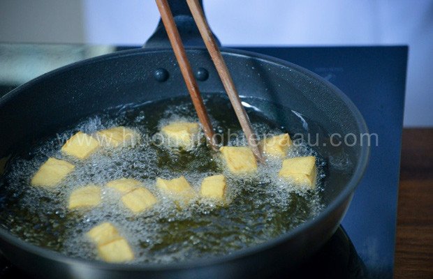 Đậu hũ được chiên vàng giòn, sẵn sàng để nhúng vào nồi lẩu cua đồng hải sản thơm lừng.