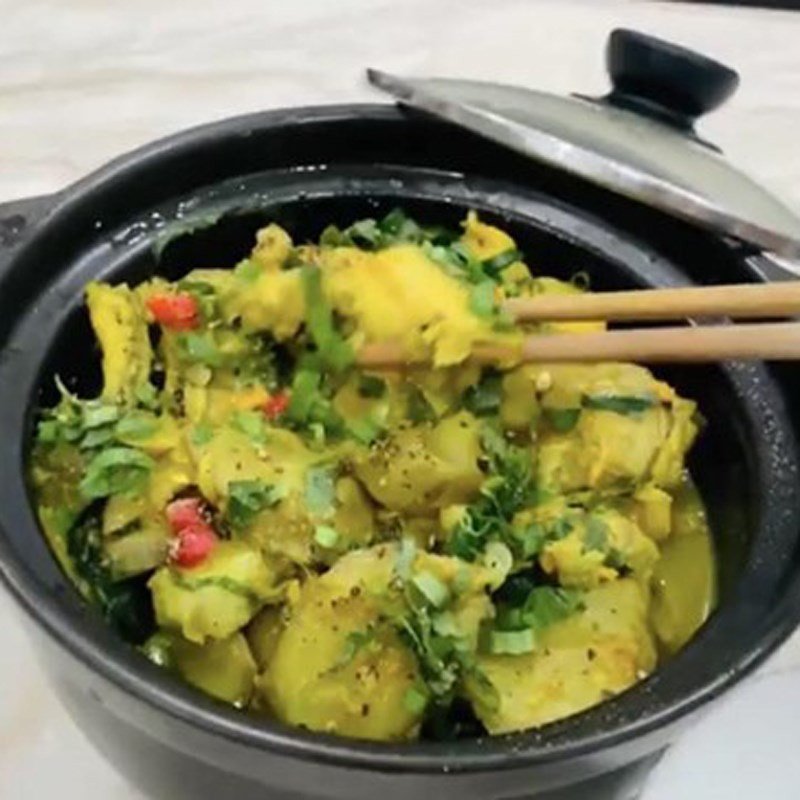 Đậu khuôn đã được thêm vào nồi ếch om chuối đậu đang sôi