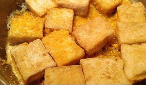 Đậu phụ chiên vàng cho món lẩu cua
