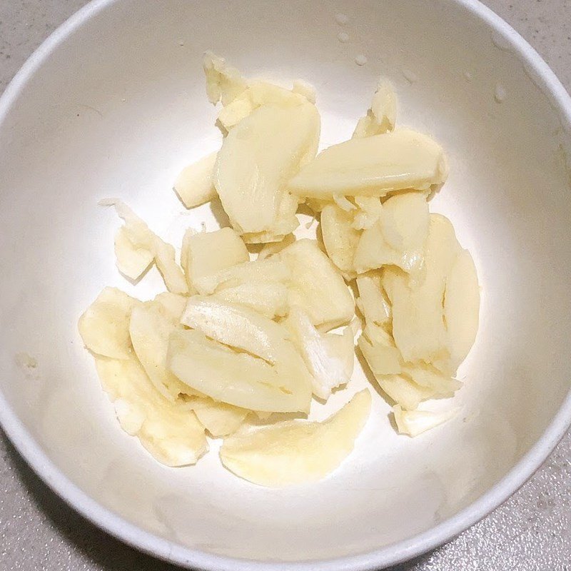 Đậu que đã được tước xơ và cắt khúc sẵn sàng cho món xào