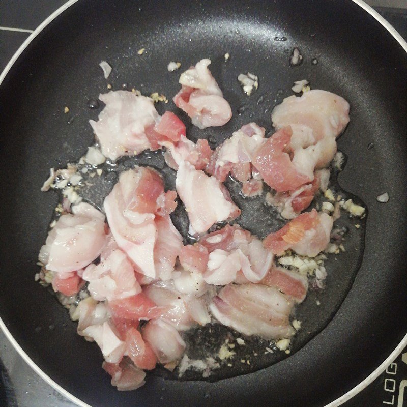 Đậu rồng tươi xanh đang được cho vào xào cùng thịt heo