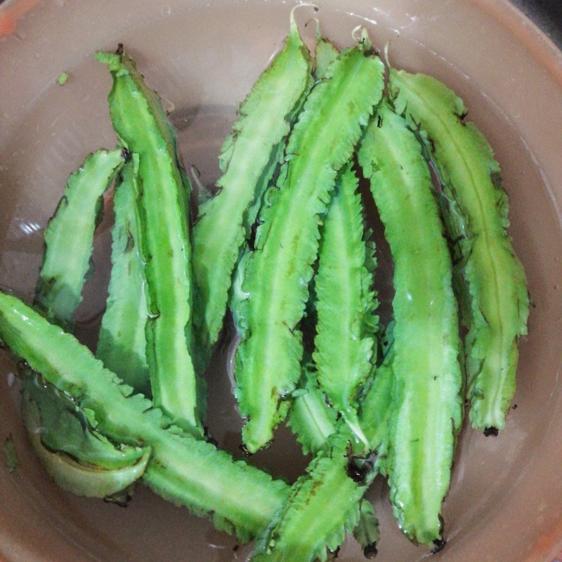 Đậu rồng xanh tươi được cắt lát đều đẹp để xào cùng thịt heo