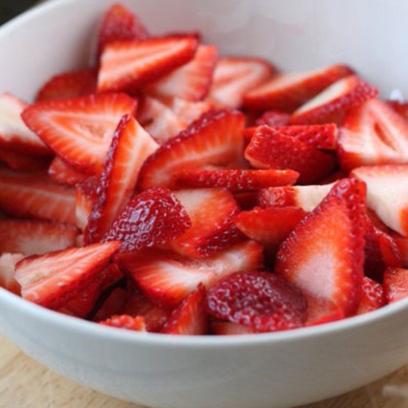 Dâu tây cắt lát cho chè hạt đác thập cẩm