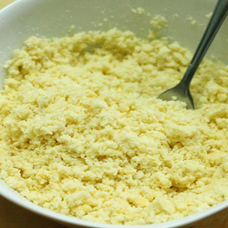 Đậu xanh chín mềm đang được nghiền nhuyễn để làm nhân