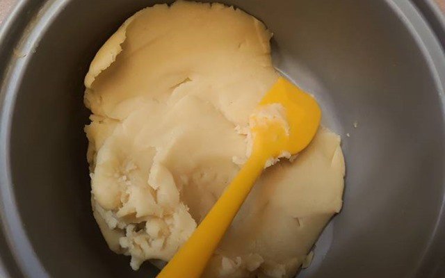 Đậu xanh đã hấp chín được dầm nhuyễn mịn, sẵn sàng để nén thành viên cho món xôi xéo