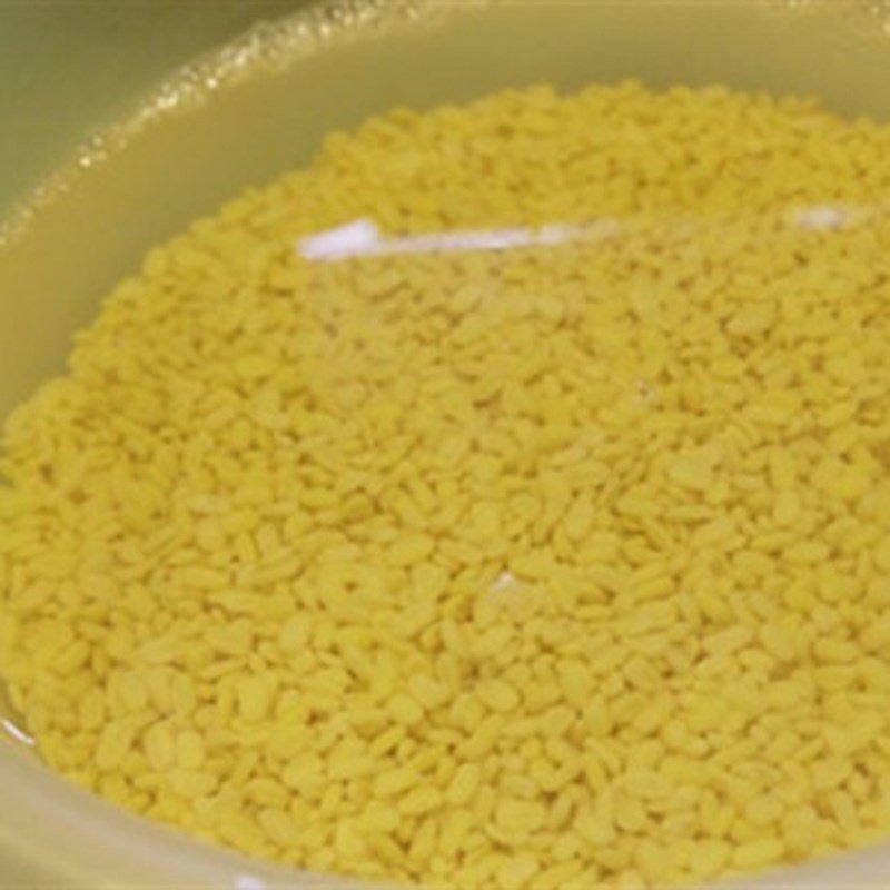 Đậu xanh đã ngâm và đang được hấp chín tới