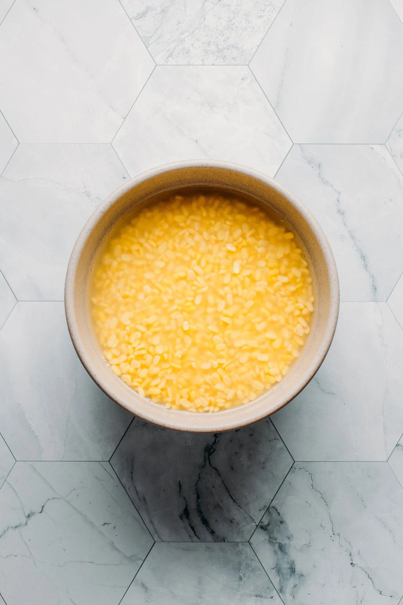 Đậu xanh đã ngâm và rửa sạch, sẵn sàng để nấu chè