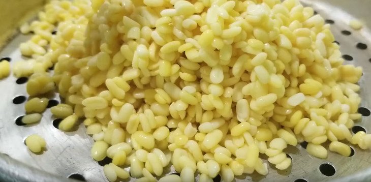 Đậu xanh đang được hấp chín mềm để làm nhân bánh khoai môn lệ phố