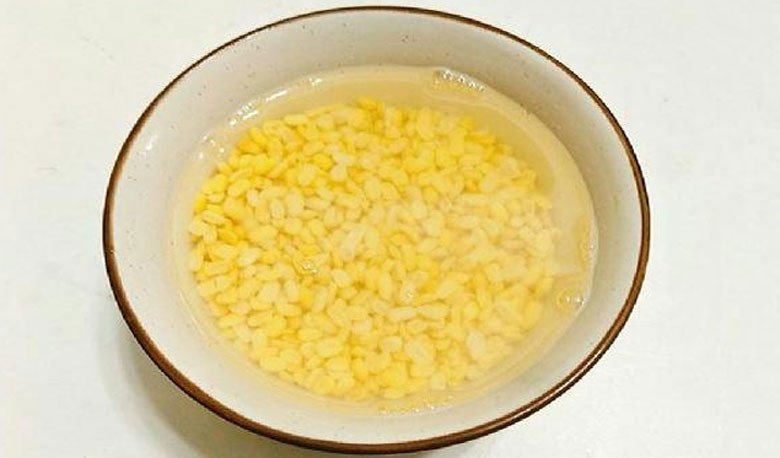 Đậu xanh đang được ngâm chuẩn bị làm nhân cho chè trôi nước