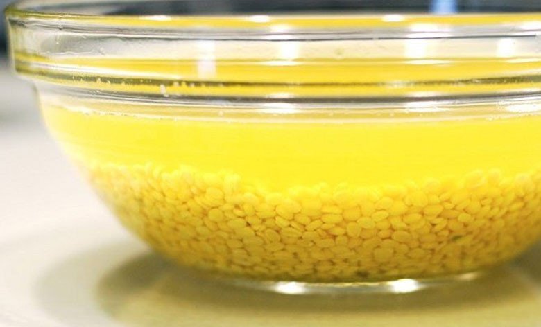 Đậu xanh đang được ngâm để làm nhân chè trôi nước ngũ sắc