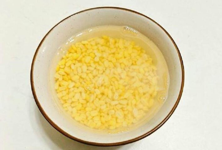 Đậu xanh đang được ngâm nước để chuẩn bị nấu chè đậu xanh đánh