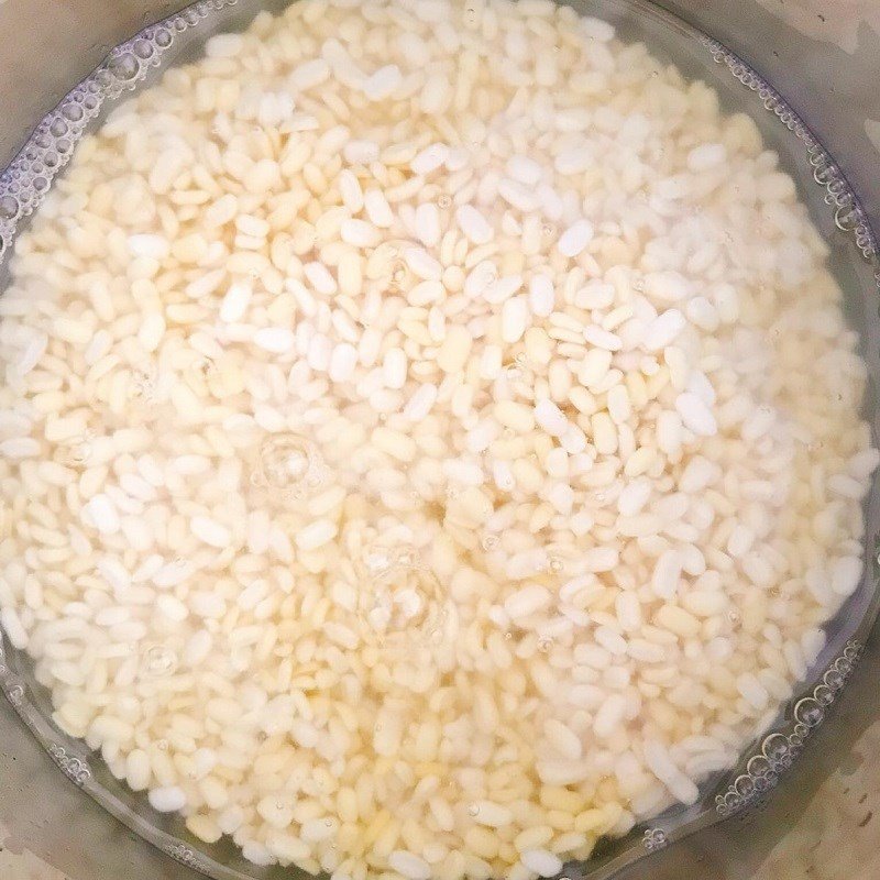 Đậu xanh được nấu chín mềm trong nồi