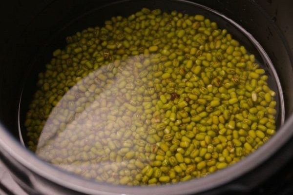 Đậu xanh không vỏ và gạo đã ngâm, sẵn sàng cho cách nấu cháo đậu xanh không vỏ