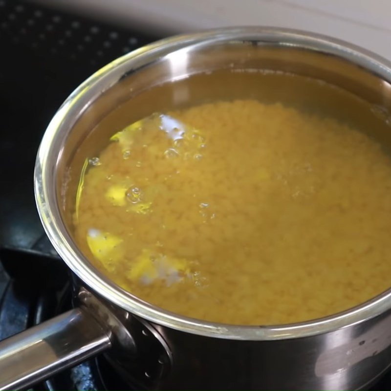 Đậu xanh sau khi ngâm được cho vào nồi nước để luộc, chuẩn bị cho quá trình nấu chè hoa cau