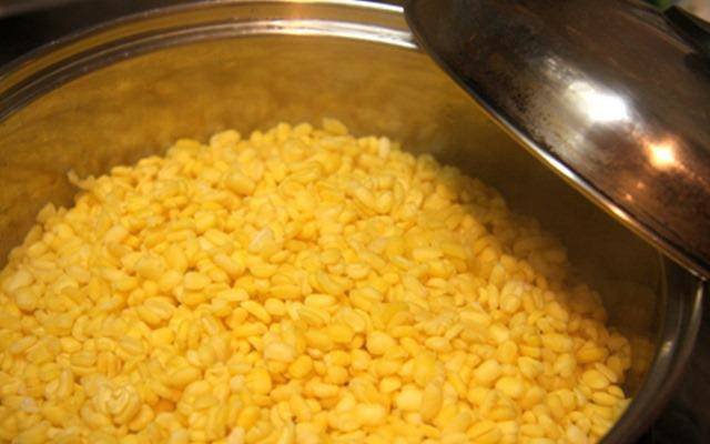 Đậu xanh tách vỏ được hấp chín trong chõ, giữ trọn hương vị bùi tự nhiên cho món xôi xéo