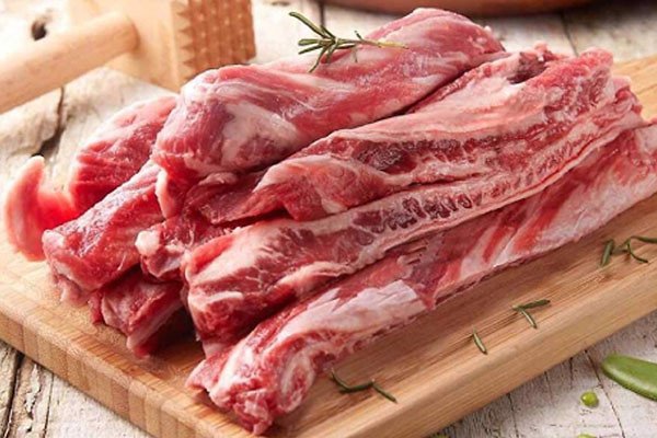 Dẻ sườn bò tươi ngon xen lẫn nạc và mỡ, lý tưởng để nấu bò sốt vang miền bắc